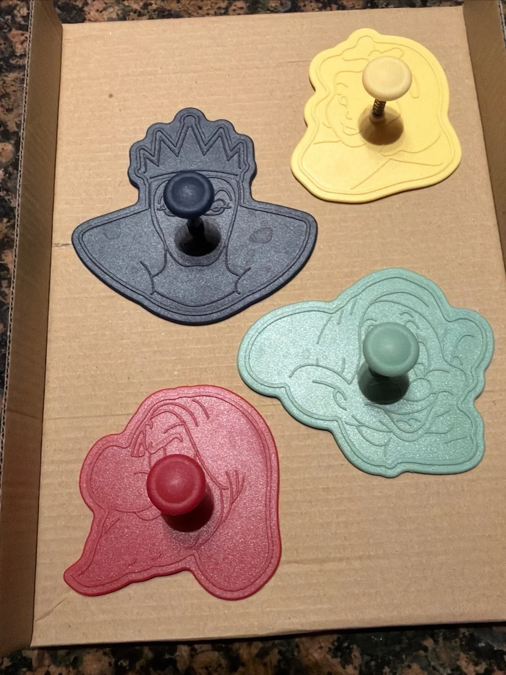 William Sonoma Disney Snow White & Seven Dwarfs Cookie Cutter Set new open box